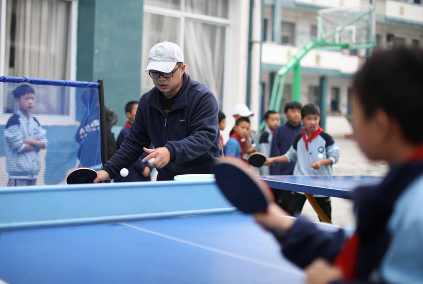 5月17日，外聘老師在貴州省丹寨縣龍泉鎮羊甲小學課后服務中指導學生練習乒乓球技術。