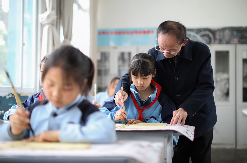 5月17日，外聘老師在貴州省丹寨縣龍泉鎮羊甲小學課后服務中指導學生練習書法。