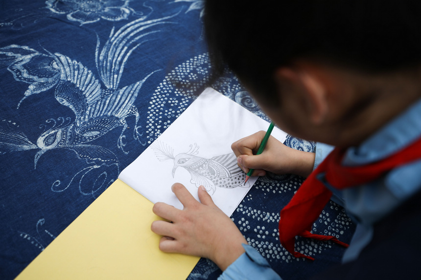 5月17日，小學生在貴州省丹寨縣龍泉鎮羊甲小學課后服務中學畫苗族傳統蠟染圖案。