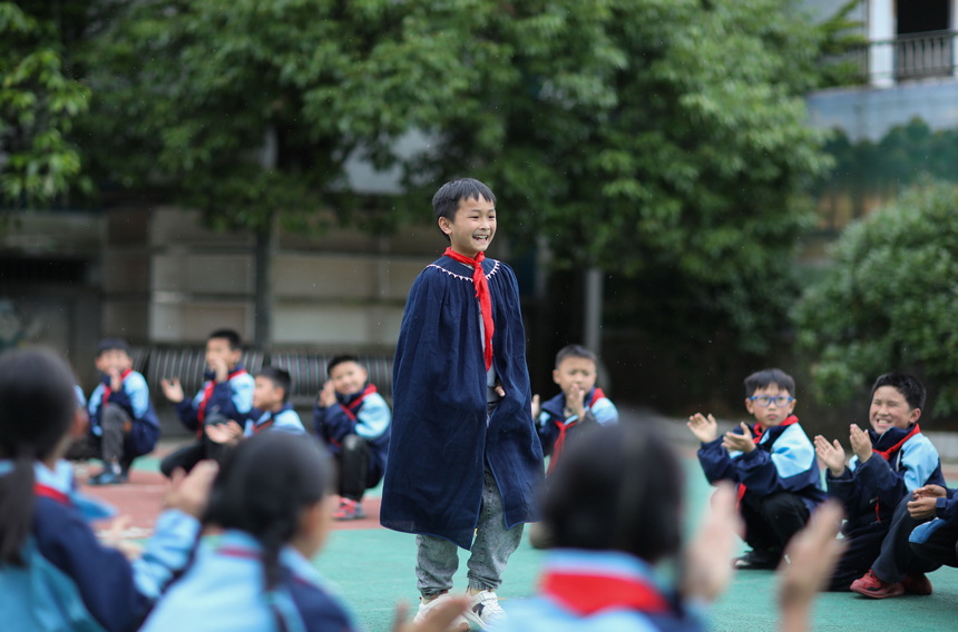 5月17日，小學生在貴州省丹寨縣龍泉鎮羊甲小學課后服務中體驗服裝走秀。