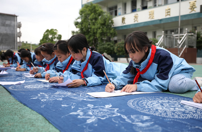 5月17日，小學生在貴州省丹寨縣龍泉鎮羊甲小學課后服務中學畫苗族傳統蠟染圖案。