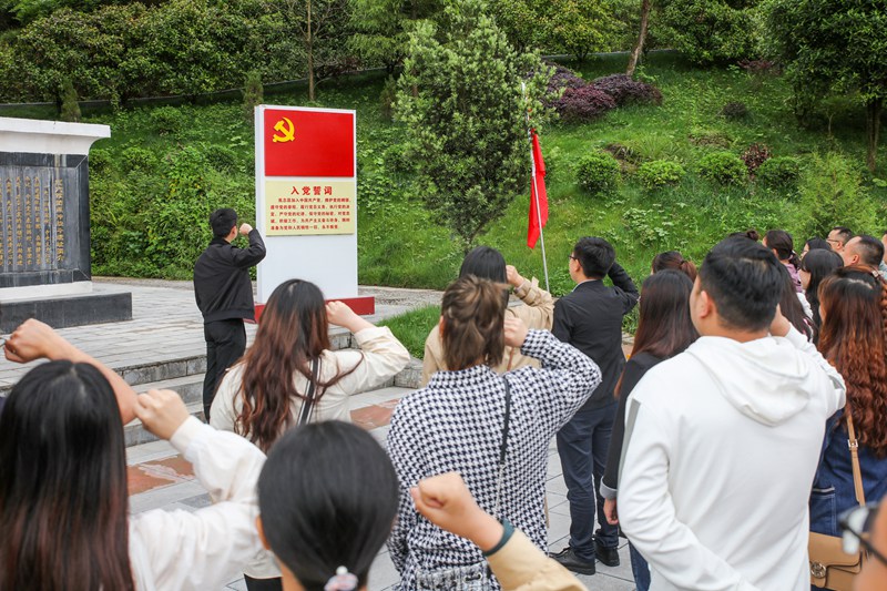 2022��5��20�գ��ڹ���ʡǭ�������嶱��������ʩ���ذ׶���׶�壬����������ɲ���ѵ��ѧԱ�ں������źڳ�ս����ַǰ�����뵳�Ĵʡ�ĥ�����
