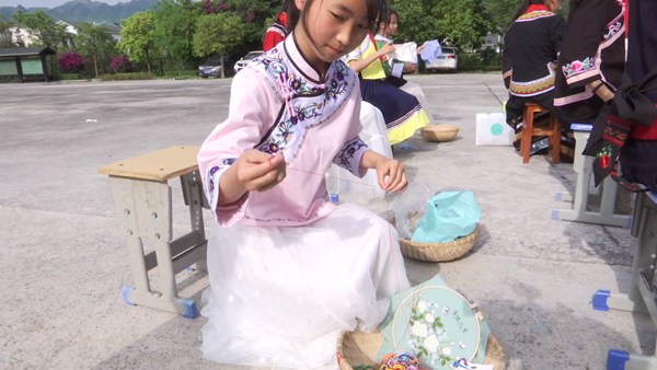 穿針引線。