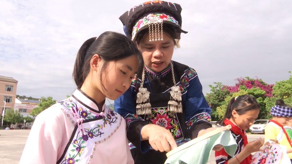 老師指導布依族傳統刺繡手法。