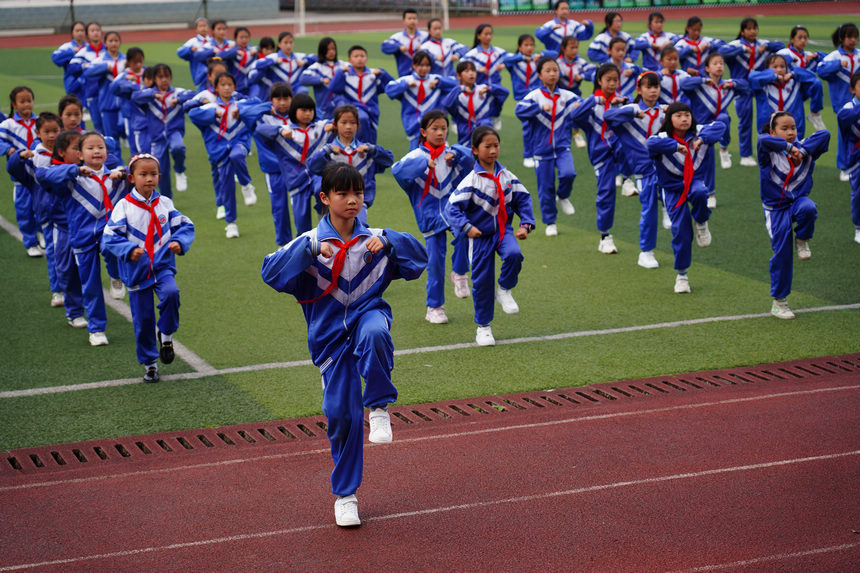 5月25日，在貴州省丹寨縣城關一小，學生跳在“本草綱目課間操”。
