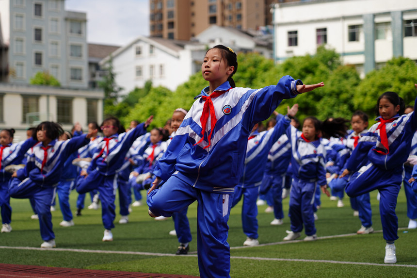 5月25日，在贵州省丹寨县城关一小，学生跳在“本草纲目课间操”。