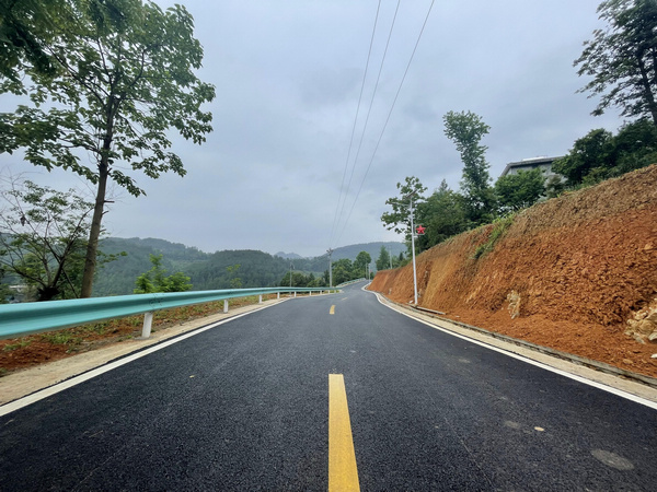 干淨整潔的村庄道路。