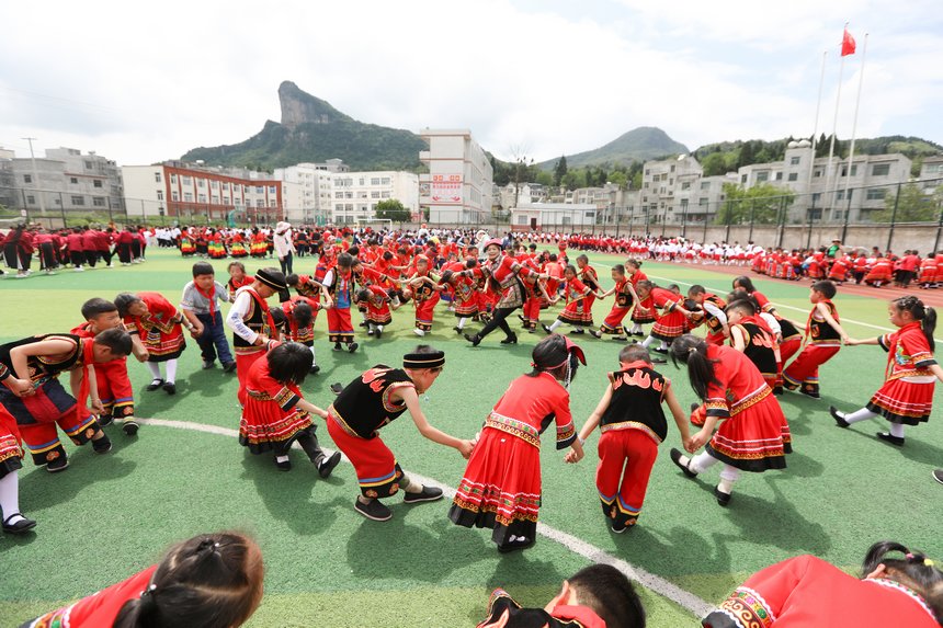 5月31日，孩子們在貴州省大方縣鳳山小學跳烏蒙歡歌。
