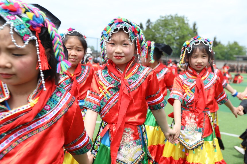 5月31日，孩子們在貴州省大方縣鳳山小學跳烏蒙歡歌。