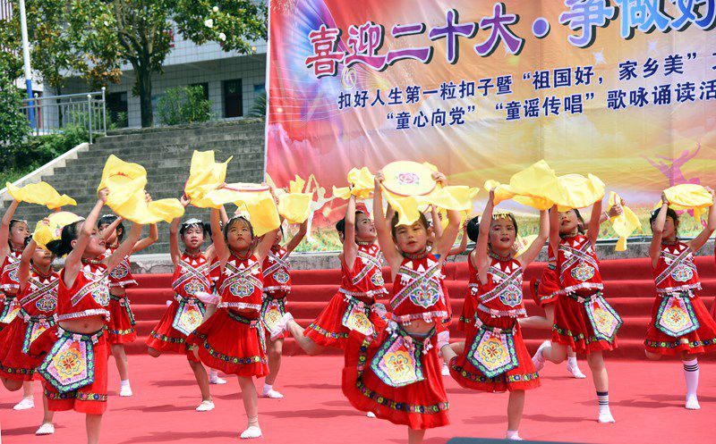 2022年5月31日， 在贵州省黔西市铁石苗族彝族乡铁石小学，小朋友们正表演《苗家娃娃爱刺绣》。熊军万摄