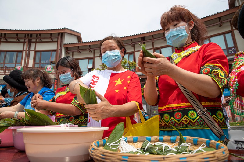 2022年6月2日，贵州省黔西市锦绣花都易地扶贫搬迁安置点，搬迁群众包粽子。