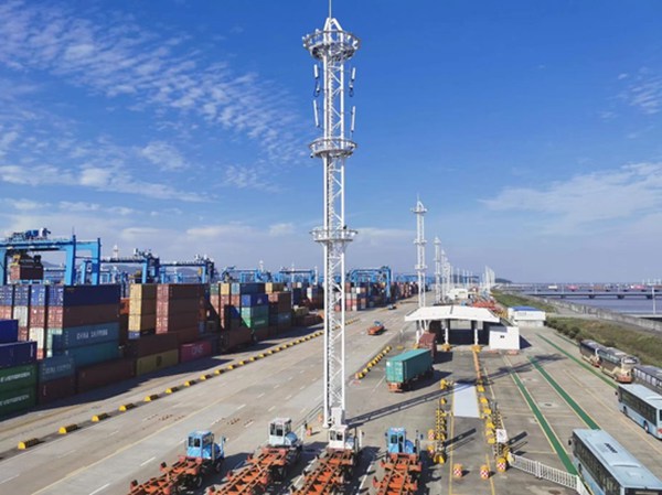 图为全球首个5G全场景应用智慧港口。