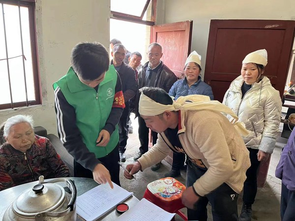 南江乡红白理事会现场监督承办酒席情况并签订“四书”。