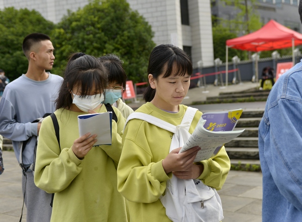6月7日，貴州省大方縣金塔英才學校考生在排隊進入考點。周訓貴攝