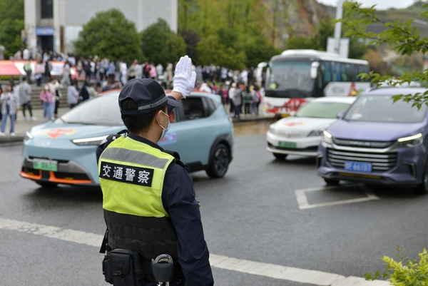6月7日，交警在貴州省大方縣金塔英才學校考點執勤。周訓貴攝