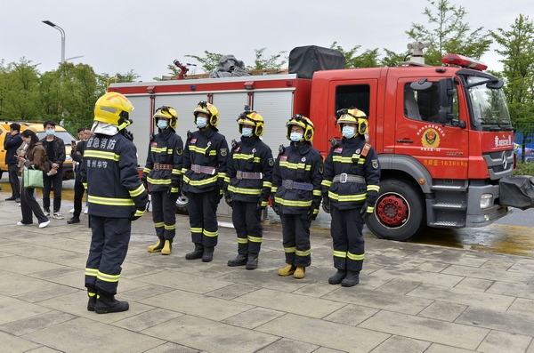 6月7日，在貴州省大方縣金塔英才學校考點消防官兵在進行消防保障。周訓貴攝