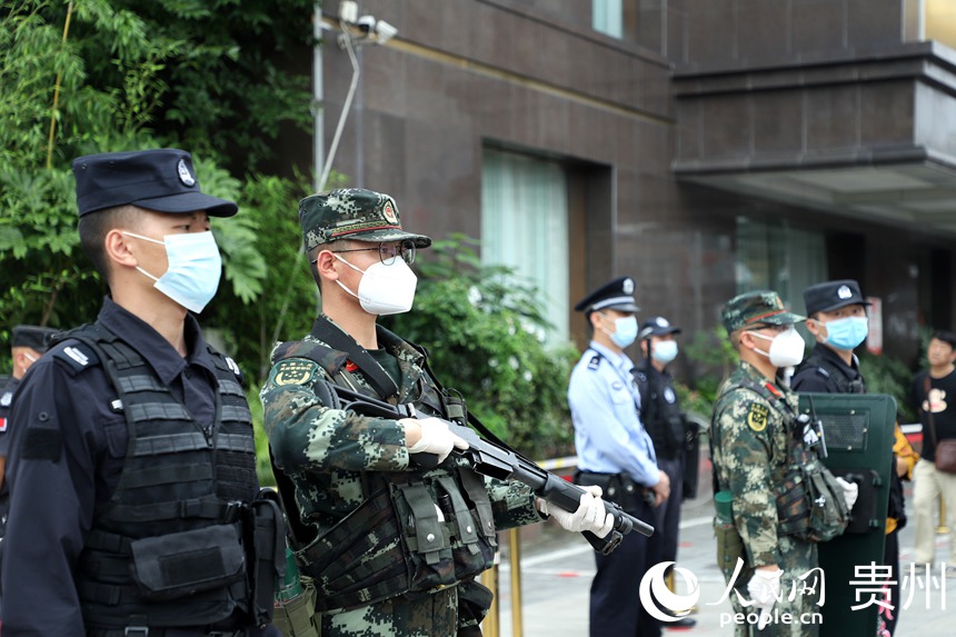 在贵州省实验中学考点外执勤的武警。人民网 顾兰云摄