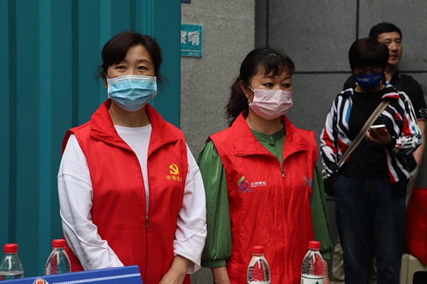 志願者在考場外為考生提供服務。趙倩倩攝