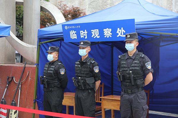 安保人員正在執勤。 周若筠攝