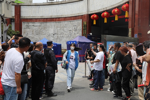 走出考場的姑娘發絲飛揚，這是青春的模樣。周若筠攝