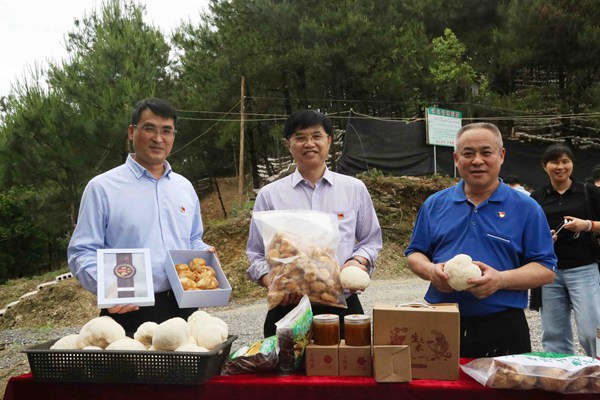 做事雷厉风行的干部教师担任第一书记和驻村干部,继续投入到三穗县10