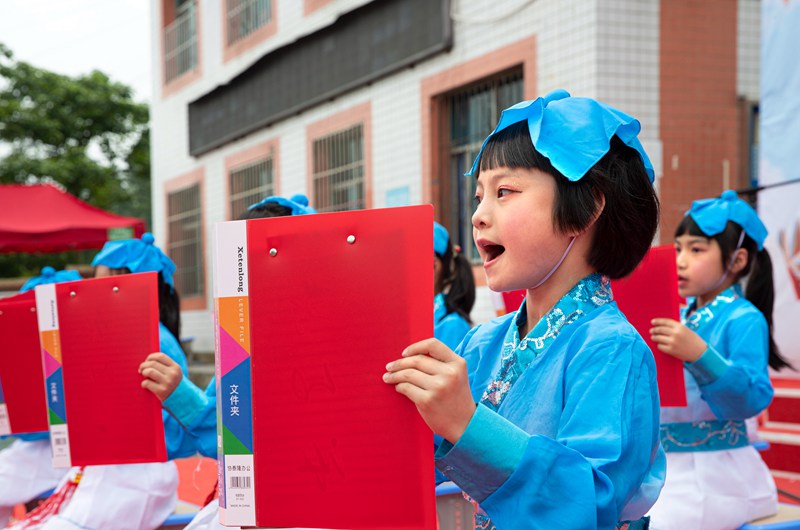 2022年6月9日，贵州省黔西市洪水镇首届中小学校园文化艺术节上，小学生表演经典诵读。