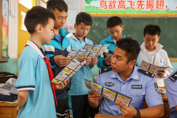 2022年6月15日，貴州省黔東南州施秉縣第一小學，縣公安局的工作人員在給學生宣傳防養老詐騙知識。磨桂賓攝