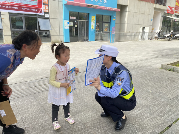碧江交警進社區開展“一老一小”交通安全宣傳活動。