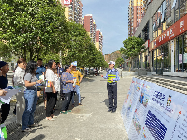 碧江交警進社區開展“一老一小”交通安全宣傳活動。