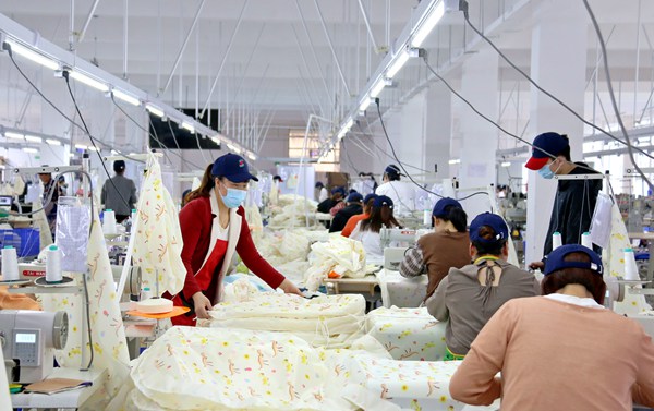 2022年6月17日，貴州森雍手袋制造有限責任公司生產車間加工現場。