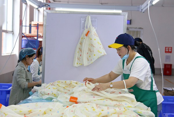 2022年6月17日，贵州森雍手袋制造有限责任公司员工在品检。