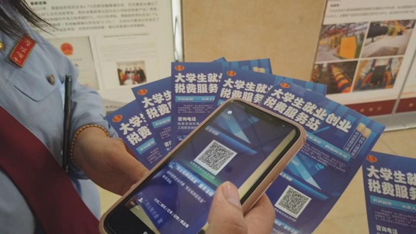 发放宣传手册。