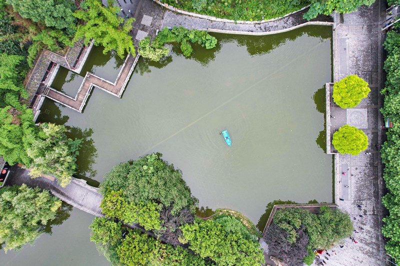 貴州黔西：巡湖護綠公園美。