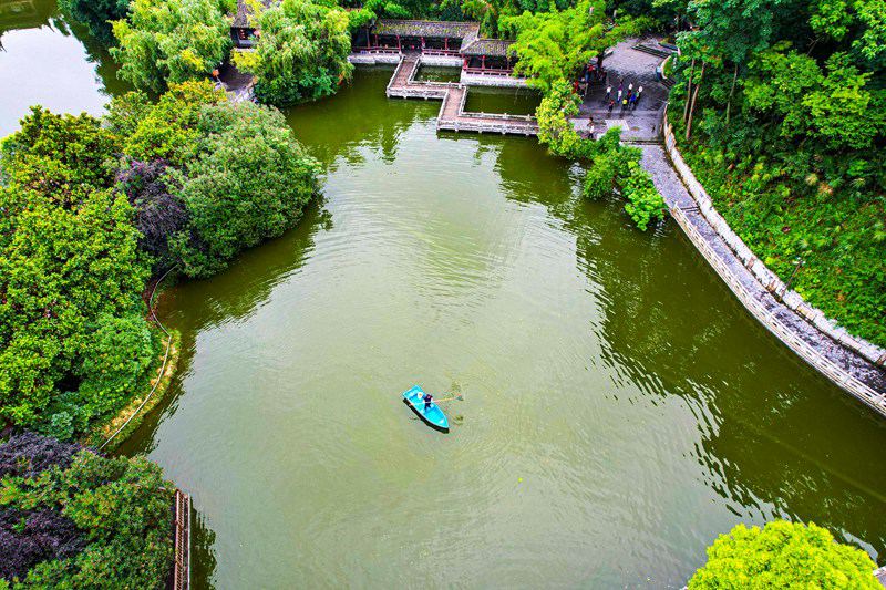 貴州黔西：巡湖護綠公園美。