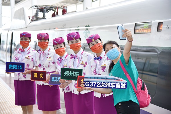 旅客和乘務員在G372次首發站台上自拍。沈向全攝