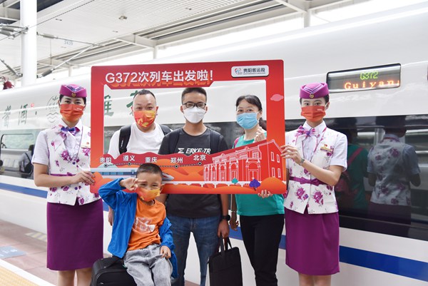旅客們與乘務員同框合影。沈向全攝