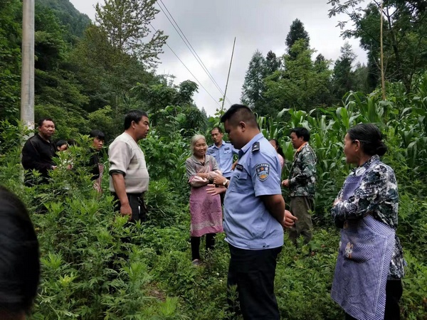 羊場鎮派出所民警到穿岩社區調解矛盾糾紛。羅彬蘭攝