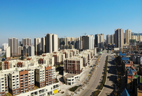 大方縣城迎賓大道房開已建成的商住樓。 彭佑林攝
