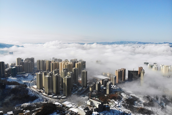 大方縣新城區已建成的商住樓。彭佑林攝