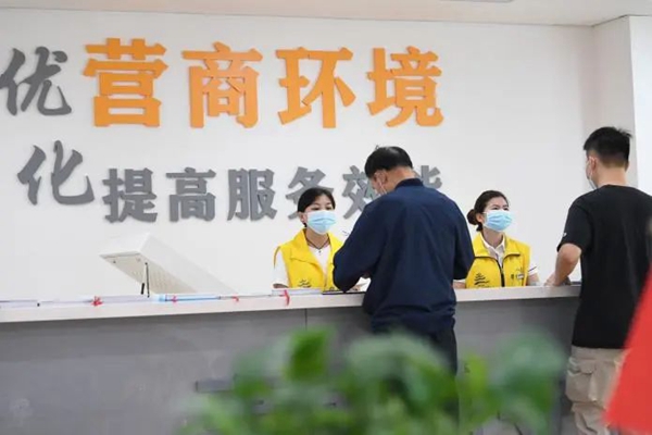 企业办事人员在南明区政务服务大厅法人服务区事前辅导咨询台进行业务咨询。