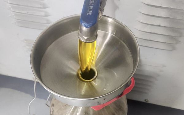 榨出的菜籽油。