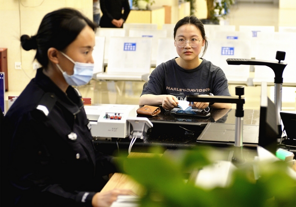 大方縣政務服務大廳群眾在等待業務辦理。