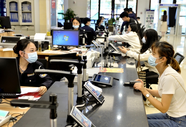 大方縣政務服務大廳忙碌有序的公安業務窗口。