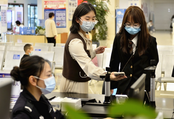 大方縣政務服務大廳辦理業務的群眾正在進行掃碼。