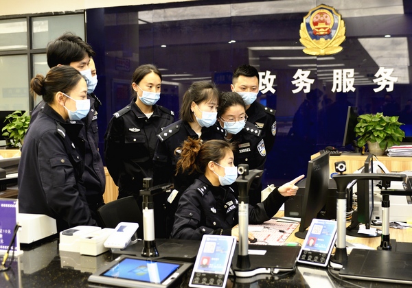 大方縣政務服務大廳公安民警下班后開展當天的業務小結。