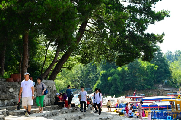 游客前往百花湖景區鬆林坡碼頭乘船。