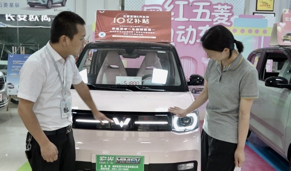 市民羅霞正在選購新能源汽車。