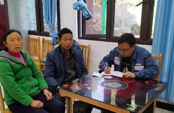 胡朝臣對尋找孩子的父母進行登記。