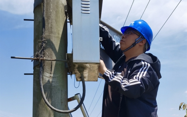 胡朝臣檢查電線。