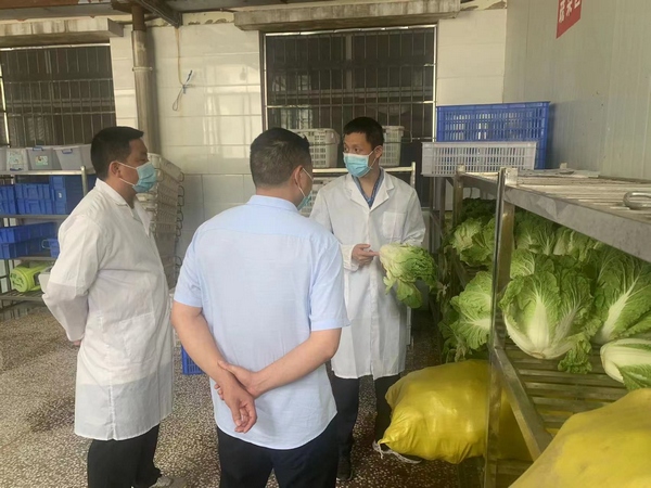 檢查學校食堂食品原材料採購。普定縣市場監管局供圖